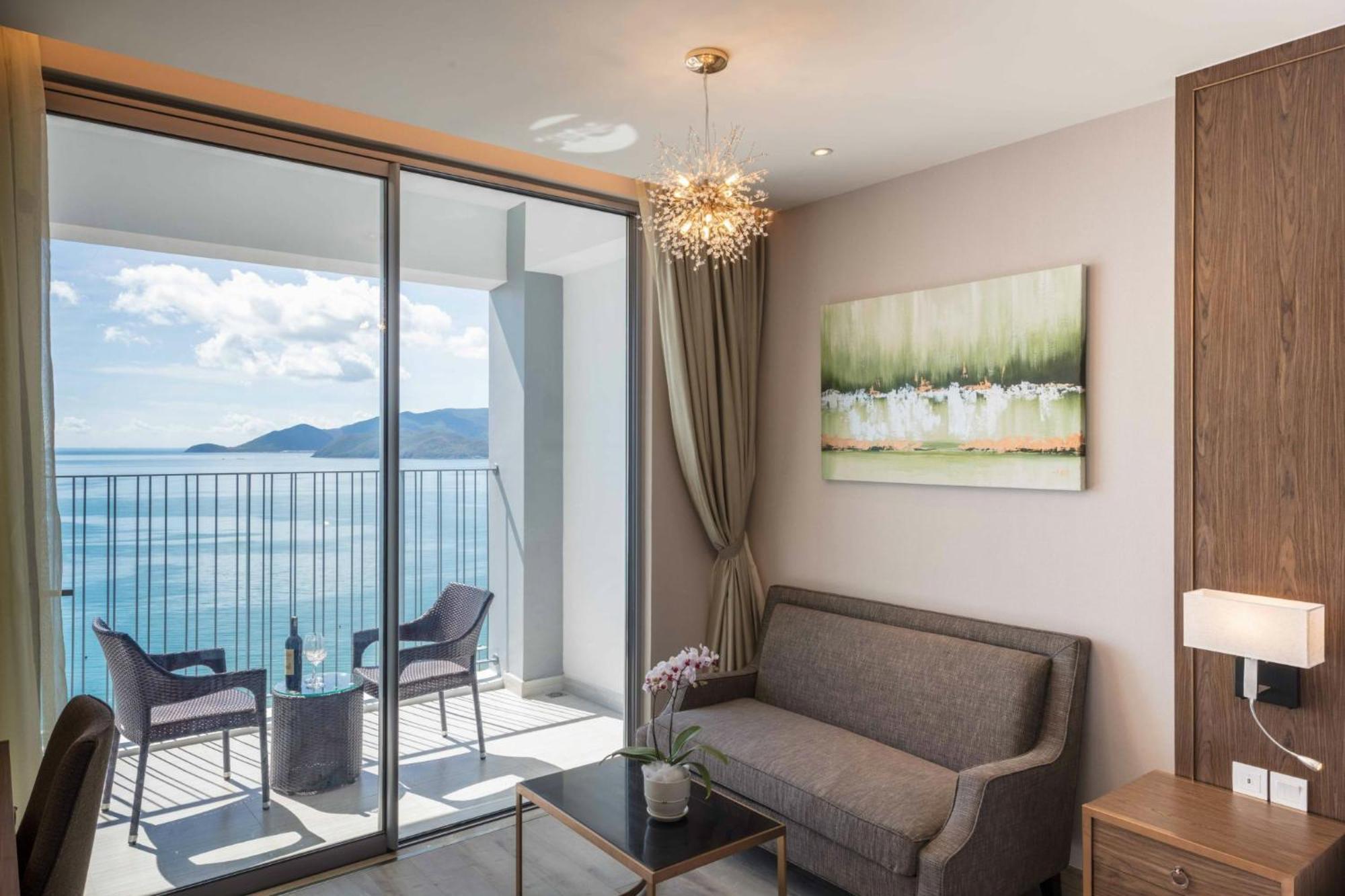 Panorama Oceanfront Suite Нячанг Экстерьер фото
